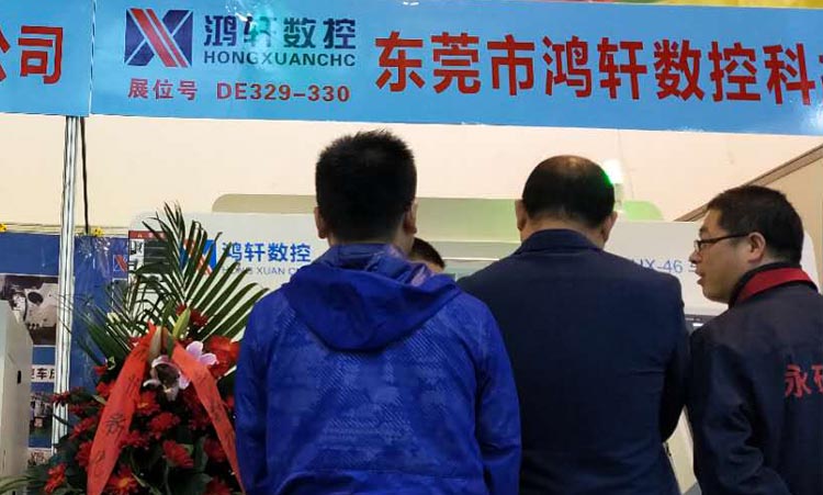 工作人員講解數(shù)數(shù)車(chē)銑復(fù)合的使用